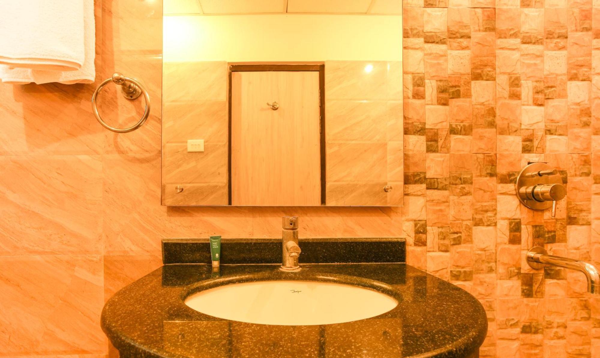 Hotel Janki International Sigra 2 Km From Kashi Vishwanath Temple Váránaszi Kültér fotó