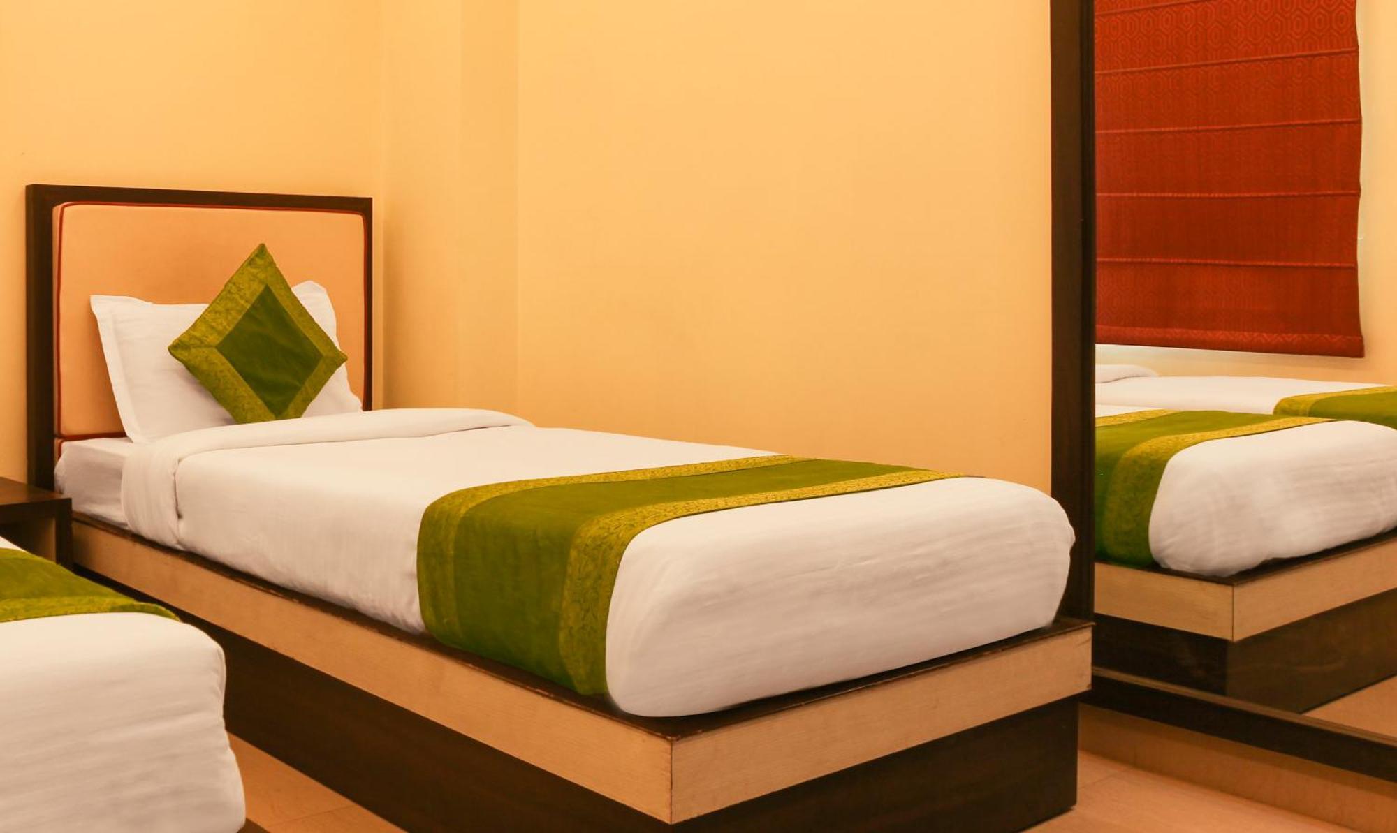 Hotel Janki International Sigra 2 Km From Kashi Vishwanath Temple Váránaszi Kültér fotó